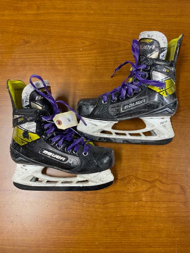Intermediate Bauer Supreme 3S Hockey Skates Size 4.5 (Used)