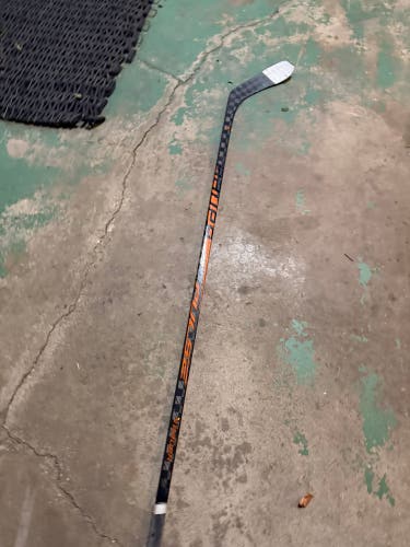 Senior Bauer Pulse Right Handed Hockey Stick P28 70 Flex (Used)