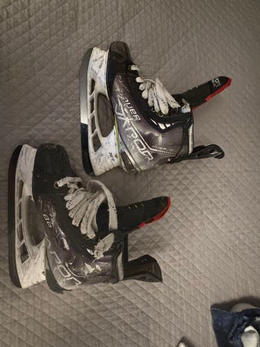 2021 Bauer Vapor Hyperlite Hockey Skates Size 5.5 (Used)