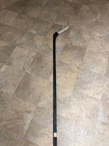 Intermediate Bauer Twitch Right Handed Hockey Stick P92 65 Flex (Used)