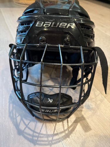 Small Bauer RE-AKT 3D Helmet with Cage (Used)