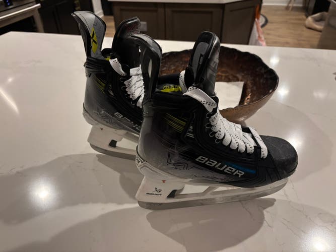 Black/Gray 2023 Bauer Vapor Hyperlite 2 Hockey Skates Regular Width Size 4.5 (Used)