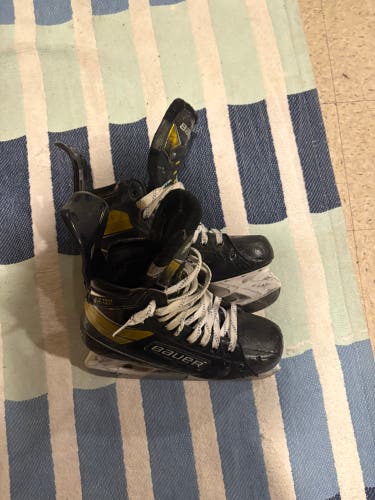 2023 Bauer Supreme Ultrasonic Hockey Skates Regular Width 7.5 (Used)