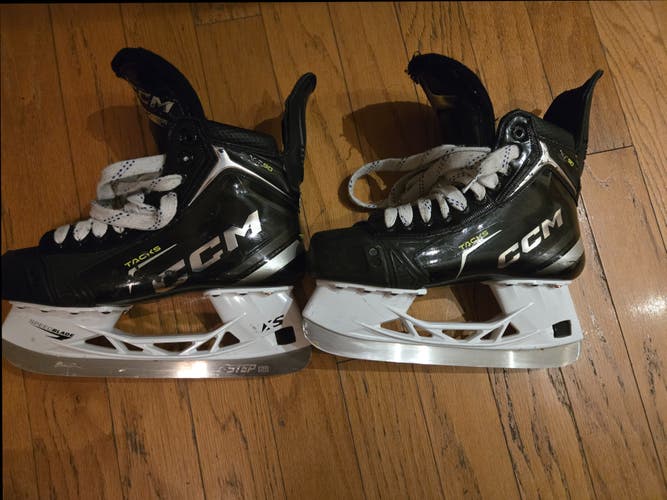 Black 2025 CCM Tacks xf90 Hockey Skates Regular Width 6 (Used)
