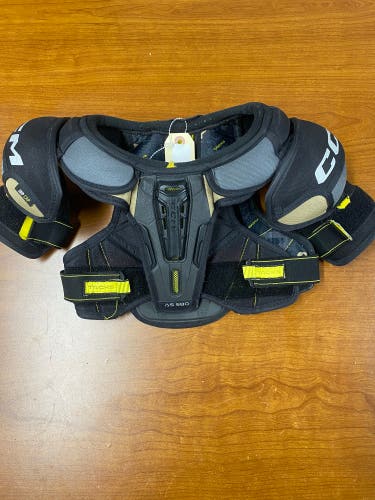 Medium Junior CCM AS580 Shoulder Pads (Used)
