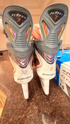 2025 Bauer Vapor Flypro Hockey Skates 7.5 (Used)