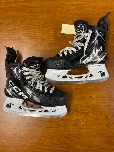 Junior CCM Tacks XF 80 Hockey Skates Size 3 (Used)