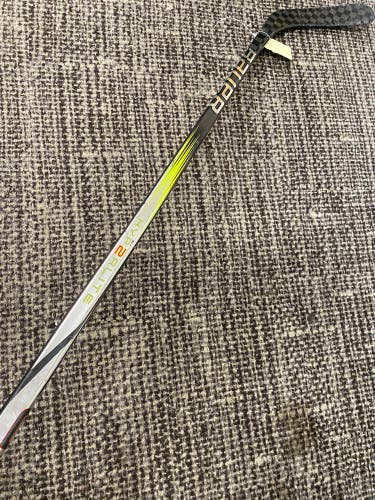 Youth Bauer Vapor Hyperlite 2 Hockey Stick Right Handed P92 30 Flex (Used)