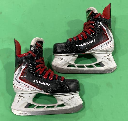 Used Junior Bauer Vapor Fly30 Hockey Skates Size 2.5