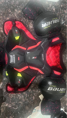 Medium Intermediate Bauer X Shoulder Pads (Used)
