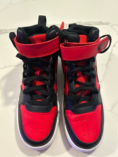 Men's 6Y (Big Kids / Youth) Youth Nike Court Borough Mid Shoes (Used)
