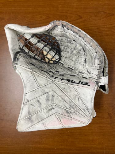 White Junior True Catalyst 7x3 Goalie Glove Regular (Used)