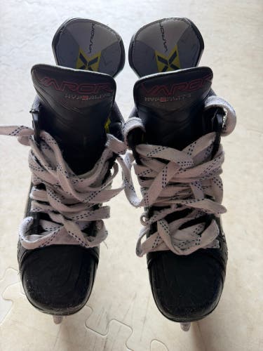 2023 Bauer Vapor Hyperlite 2 Hockey Skates Size 4 (Used)