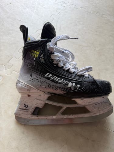 2023 Bauer Vapor Hyperlite 2 Hockey Skates Size 4 (Used)
