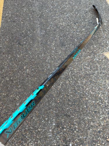Senior Bauer Twitch Hockey Stick Right Handed P28 70 Flex (Used)