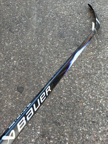 Senior Bauer Vapor Flylite Hockey Stick Right Handed P28 65 Flex (Used)