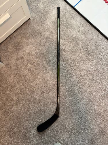 Junior Bauer Vapor Flylite Right Handed Hockey Stick P92 40 Flex (Used)