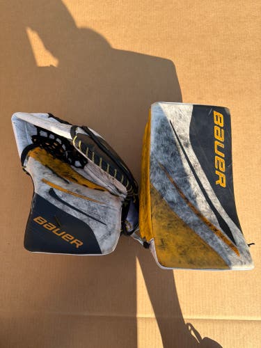 Black Senior Bauer Vapor Hyperlite 2 Goalie Gloves & Blockers Regular (Used)
