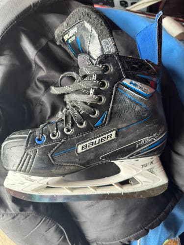 Bauer Nexus N2700 Hockey Skates Regular Width Size 5 (Used)