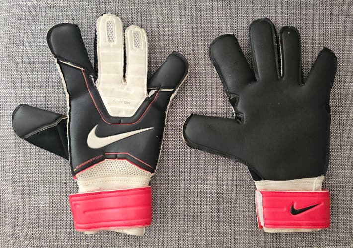 Small Size 7 Nike GK Vapor Grip3 Soccer Goalkeeper Gloves (Used)