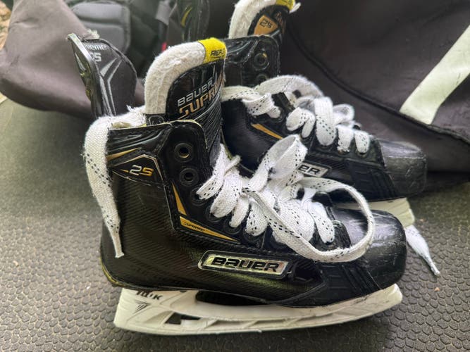 2018 Bauer Supreme 2S Hockey Skates Regular Width Size 3 (Used)