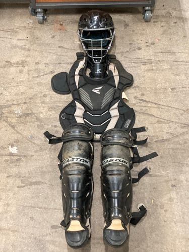 Youth Easton Gametime Catcher's Set (Used) | Age 9 -12 | Easton Duffle Bag Included