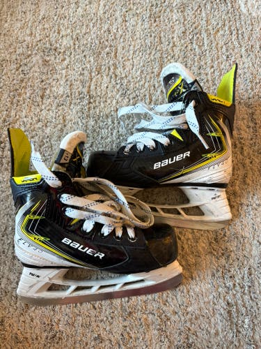 Youth Bauer Vapor Fly40 Hockey Skates Regular Width 13 (Used)
