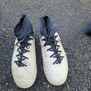 White Kids 6Y (Big Kids / Youth) Nike Phantom Luna Elite Molded Cleats Cleats (Used)