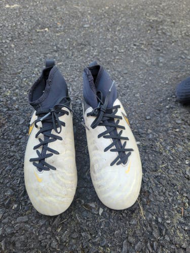 White Kids 6Y (Big Kids / Youth) Nike Phantom Luna Elite Molded Cleats Cleats (Used)