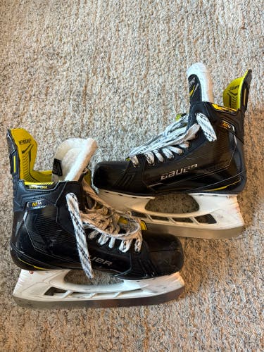 Intermediate Bauer Supreme M4 Hockey Skates Size 5 (Used)