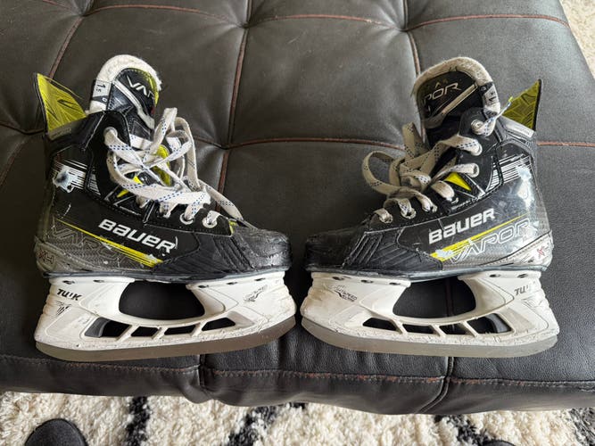 2023 Bauer Vapor X4 Hockey Skates Size 1.5 (Used)