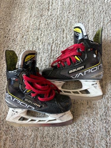 Junior Bauer Vapor 3X Hockey Skates Regular Width Size 1 (Used)