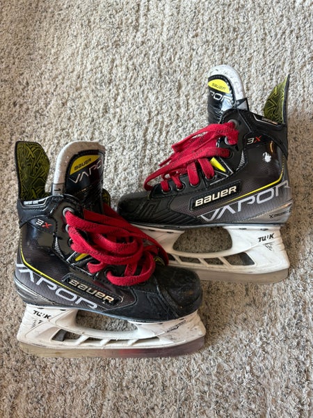 Junior Bauer Vapor 3X Hockey Skates Regular Width Size 1 (Used)