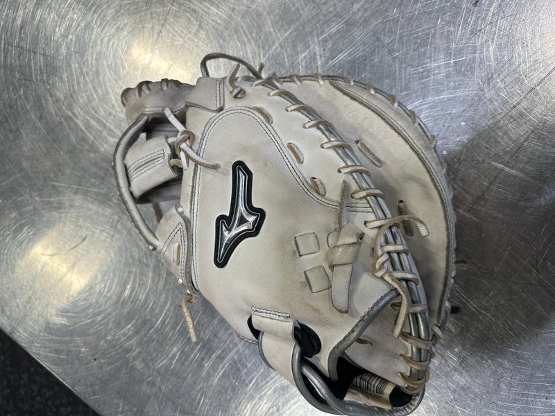 RH Mizuno Catcher's Mvp select Softball Glove 34" (Used)
