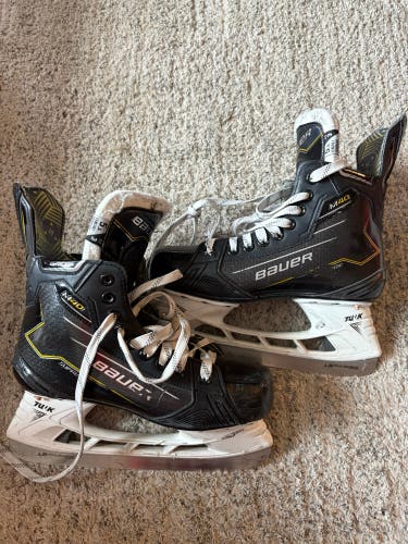 Intermediate Bauer Supreme M40 Hockey Skates Regular Width Size 5.5 (Used)