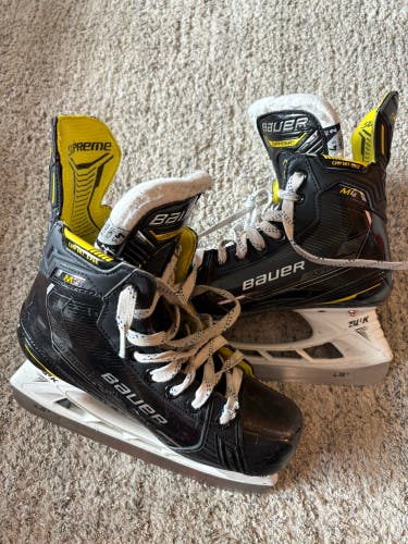 Intermediate Bauer Supreme M4 Hockey Skates Size 4.5 (Used)