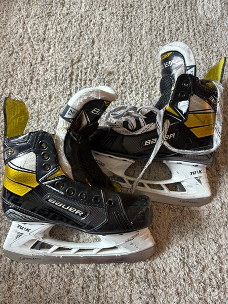 Junior Bauer Supreme 3S Hockey Skates Regular Width Size 2.5 (Used)