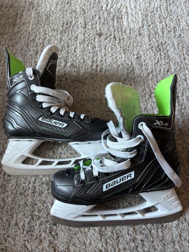 Junior Bauer XLS Hockey Skates Regular Width Size 2 (Used)