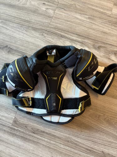 Small Junior CCM Tacks Classic Pro Shoulder Pads (Used)