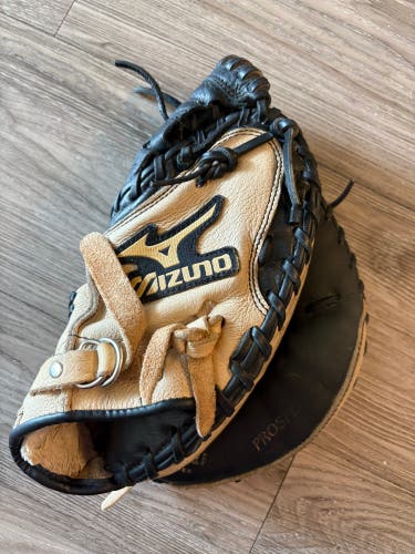 Mizuno PowerClose RH Catcher's Baseball Glove 32.5" (Used)