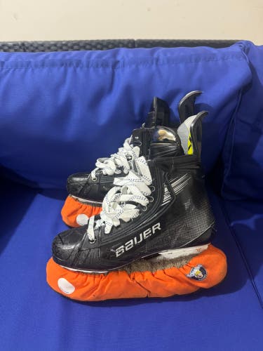 2023 Bauer Vapor Hyperlite 2 Hockey Skates 5 (Used)