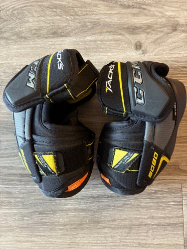 Junior Small CCM Tacks 9080 Elbow Pads (Used)