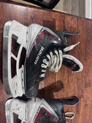 Black 2025 Bauer Vapor Fly40 Hockey Skates Size 4.5 (Used)