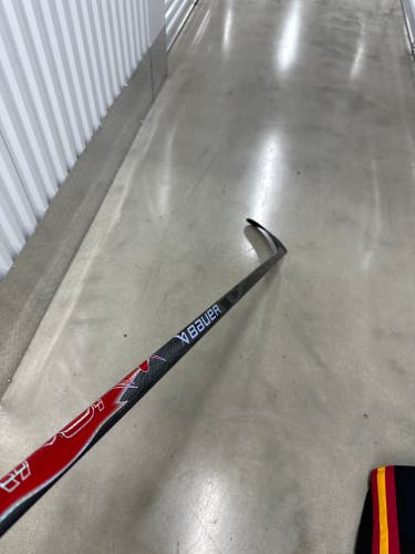 Senior Bauer Vapor Hyperlite 2 Right Handed Hockey Stick P28M 82 Flex Pro Stock (Used)