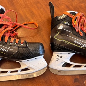 Black Bauer Supreme M30 Hockey Skates Size 4.5 (Used)