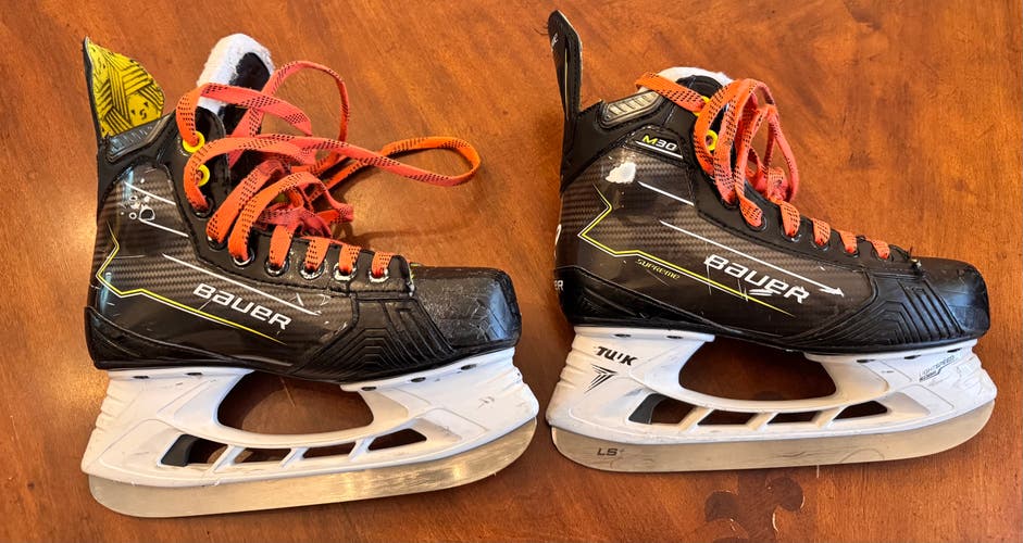 Black Bauer Supreme M30 Hockey Skates Size 4.5 (Used)