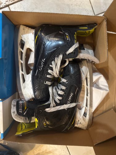Black/Yellow 2022 Bauer Supreme M4 Hockey Skates Size 5 (Used)