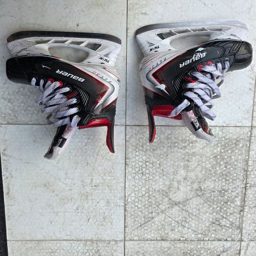 Black 2025 Bauer Vapor Fly30 Hockey Skates Extra Wide Width Size 2.5 (Used)