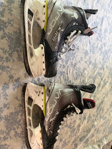 2021 Bauer Vapor Hyperlite Hockey Skates Narrow Width 5.5 (Used)