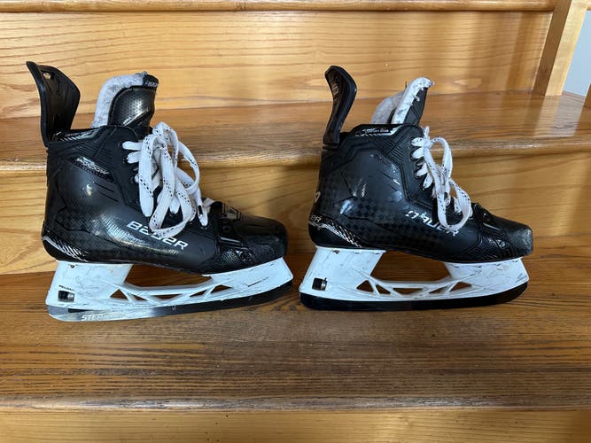 Black 2024 Bauer Supreme Shadow Hockey Skates Regular Width Pro Stock 10 (Used)